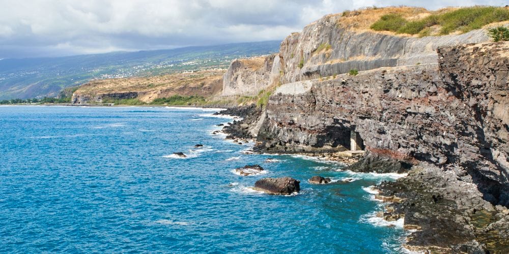 Falaise sur les côtes à découvrir pendant un tour de l'île de la Reunion à moto