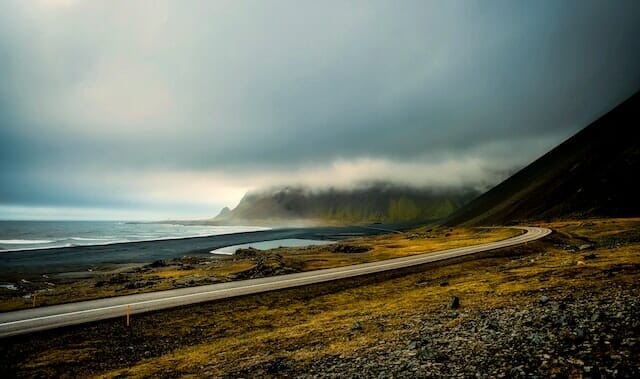 Route pour road trip à la Réunion sous un ciel nuageux